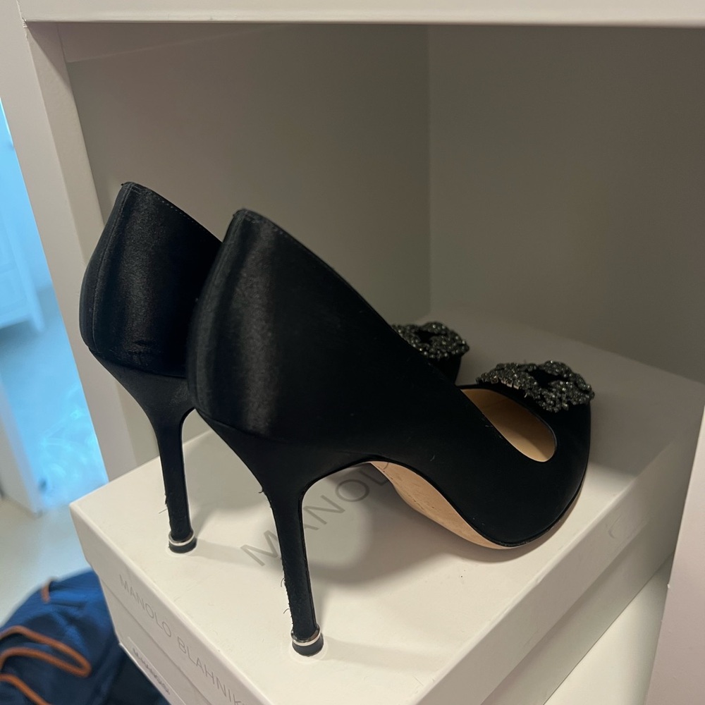 Manolo Blahnik Hangisi satin heels 105